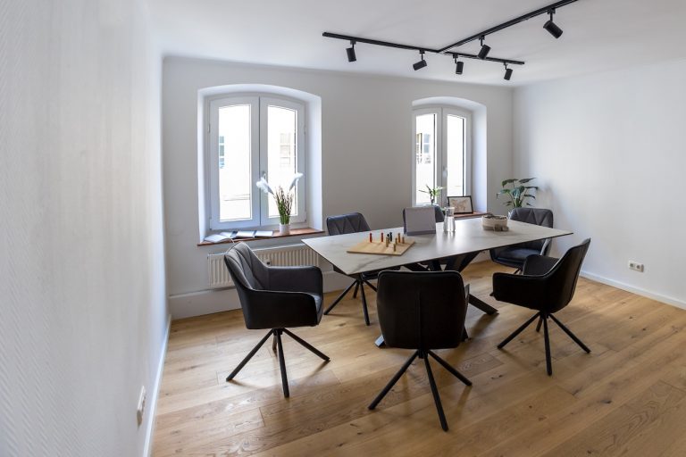 Gruppentisch mit Arbeitsmaterial