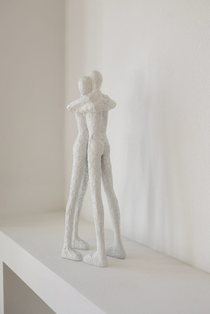 Skulptur zweier sich umarmender Figuren